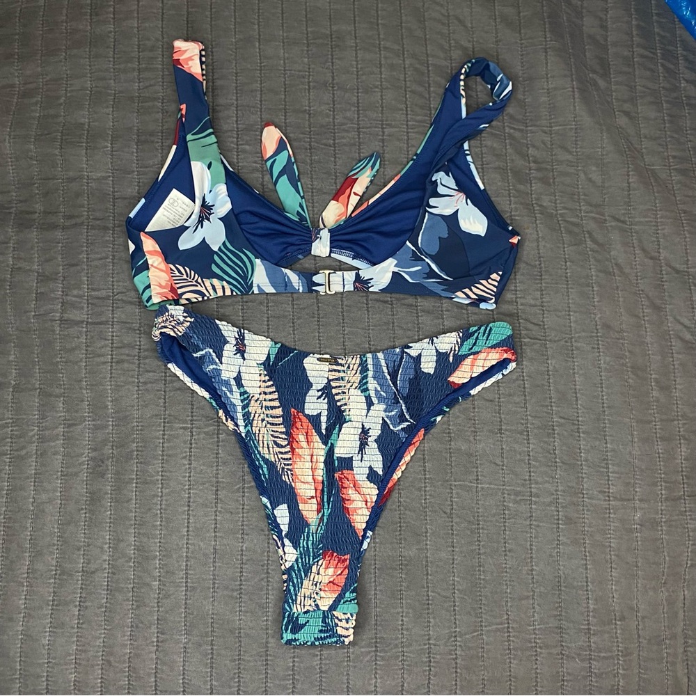 Hollister Floral Bikini 👙 Top + bottom - Picture 6 of 11